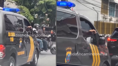Polisi Kedapatan Merokok Sambil Mengemudi Mobil Patroli