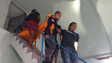Evakuasi korban meninggal terapung di penampungan air Kota Semarang