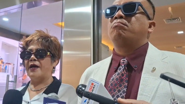 2 pengacara Lisa Mariana (kanan) John Boy Nababan