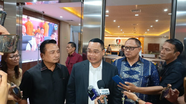 Pengacara Ridwan Kamil, Muslim Jaya butarbutar (tengah)