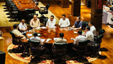 Presiden RI Prabowo Subianto menggelar rapat bersama para menteri di Hambalang
