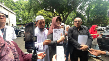 Dokter Tifa bawa buku Jokowi’s White Paper' (tengah)