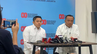 Mensesneg Prasetyo Hadi (kanan) dan Seskab Teddy Indra Wijaya (kiri) di Kompleks Istana Kepresidenan 