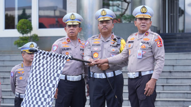 Kakorlantas Polri Irjen Pol Agus Suryonugroho (tengah)