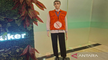 Patung orang dengan rompi oranye KPK di Kantor Kemenaker