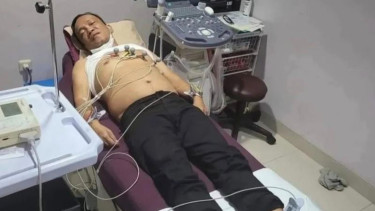 Foto Wamenaker Immanuel Ebenezer dipasangi alat elektrokardiogram (EKG)