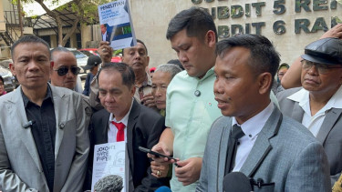 Rismon Sianipar (kiri) dan, pengacaranya Ahmad Khozinudin (kanan)
