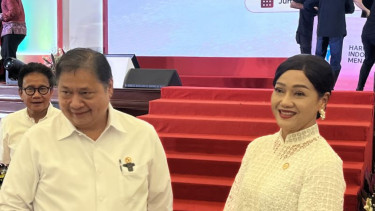 Menteri Koordinator Bidang Perekonomian airlangga Hartarto. (Kiri)