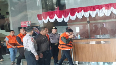 Wamenaker Immanuel Ebenezer menangis saat kenakan rompi tahanan KPK