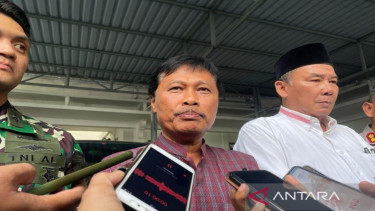 Wali Kota Cirebon Effendi Edo (tengah)