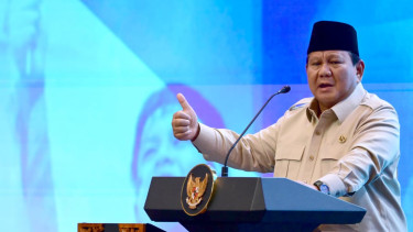 Presiden RI Prabowo Subianto memberikan arahan kepada guru sekolah rakyat