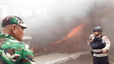 Aparat mengamankan bentrokan warga di Ambon