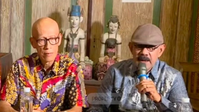 Ayah Arya Daru (kiri) dan kuasa hukum (kanan)