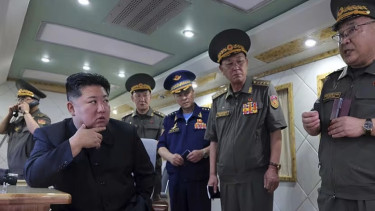 Pemimpin Korea Utara Kim Jong Un mengawasi uji coba rudal anti-udara  