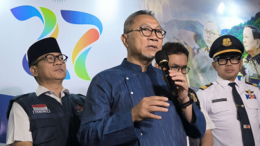 Ketua Umum PAN sekaligus Menko Pangan, Zulkifli Hasan atau Zulhas (tengah)
