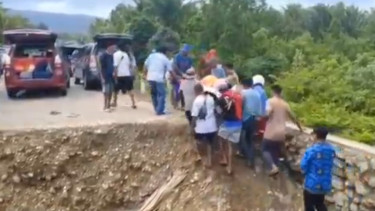 Pasien ibu hamil digotong melewati jembatan terputus di Maluku