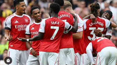Pemain Arsenal rayakan gol