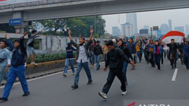 Sejumlah pelajar saat berjalan untuk bergabung demo di depan DPR