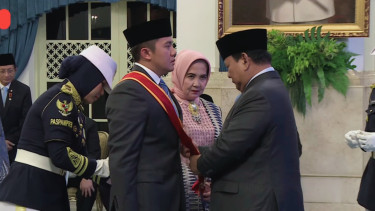 Prabowo beri tanda jasa kehormatan untuk Seskab Teddy Indra Wijaya