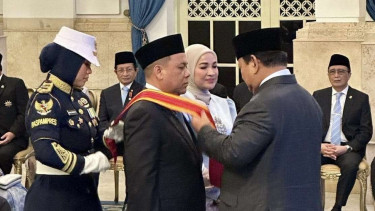 Haji Isam (tengah)