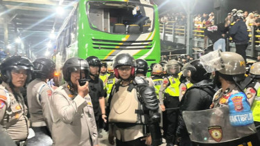  bus rombongan suporter asal Bandung dengan kaca pecah diamankan kepolisian