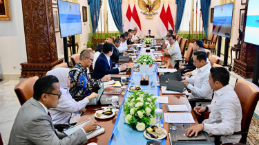 Prabowo pimpin rapat terbatas (ratas) di Istana Merdeka