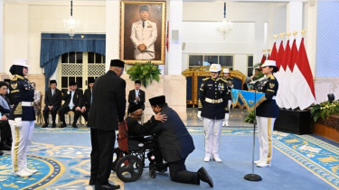 Presiden Prabowo menganugerahkan bintang kepada Teungku Nyak Sandang