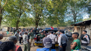 Warga RI berkumpul di Desa Imbate Timor Tengah Utara dekat lokasi bentrok