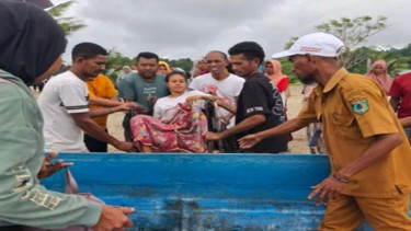 Warga mengevakuasi ibu hamil di Seram Bagian Timur Maluku ke atas speedboat  