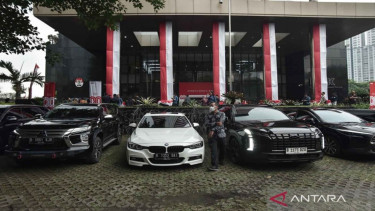 KPK menyita sejumlah kendaraan terkait operasi tangkap tangan (OTT) Wamenaker