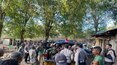 Sejumlah warga TTU yang bentrok dengan Polisi Timor Leste diangkut ke atas mobil
