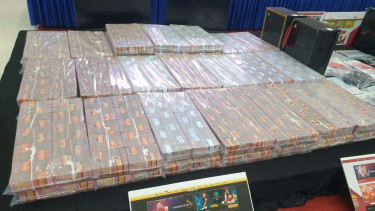 Tumpukan uang hasil sitaan dari jaringan judi online