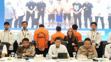 Dirsiber Bareskrim Polri, Brigjen Pol Himawan Bayu Aji (tengah)