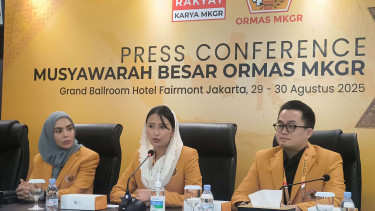 Bendahara Umum MKGR Golkar, Dyah Roro Esti (tengah)