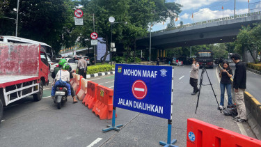 Jalan Gatot Subroto depan DPR ditutup buntut demo buruh