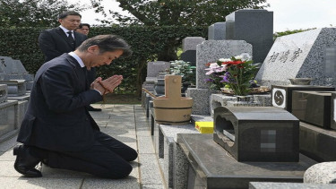 Pejabat kepolisian meminta maaf di atas makam korban salah tangkap