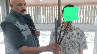 Pelajar mau ikut demo buruh bawa 9 busur panah