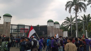 Ratusan mahasiswa mulai memadati gerbang utama Gedung DPR RI
