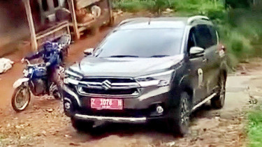 Mobil dinas desa di Tasikmalaya yang terjebak jalanan rusak.