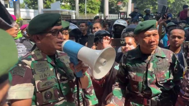 Asintel Kaskostrad Brigjen TNI Muhammad Nas temui massa ojol depan Mako Brimob