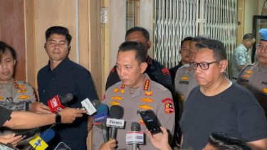 Kapolri Jenderal Polisi Listyo Sigit Prabowo (tengah)
