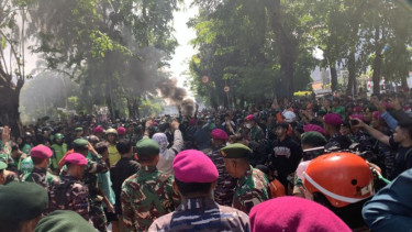 Personel TNI dari Marinir dan Kostrad menemui massa pendemo depan Mako Brimob