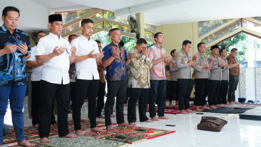 Mabes Polri menggelar salat gaib