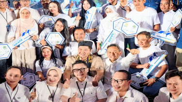 Menteri Perumahan Rakyat Maruarar Sirait bersama nasabah BJB