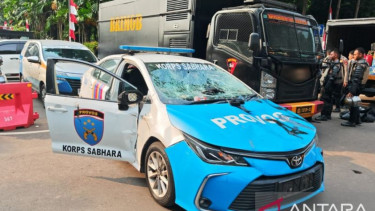 Mobil Provos Korps Sabhara Polda Metro Jaya dirusak massa pendemo