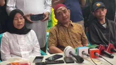 Ayah mendiang Affan Kurniawan, Zulkifli (tengah)