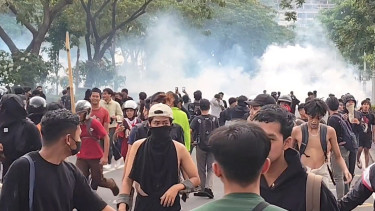 Demo depan Mapolda Jateng ricuh