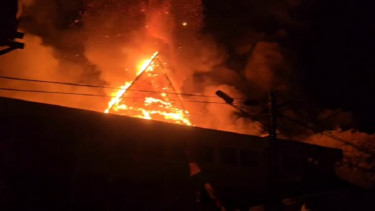 Kantor DPRD Kota Makassar dibakar massa