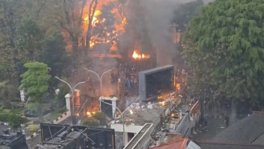 Massa demonstrasi membakar aset bangunan milik MPR RI di Kota Bandung 