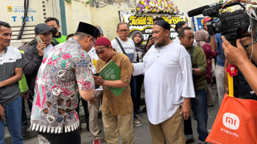 Anggota DPRD DKI Jakarta dari Fraksi PDI Perjuangan, Hardiyanto Kenneth (kiri)